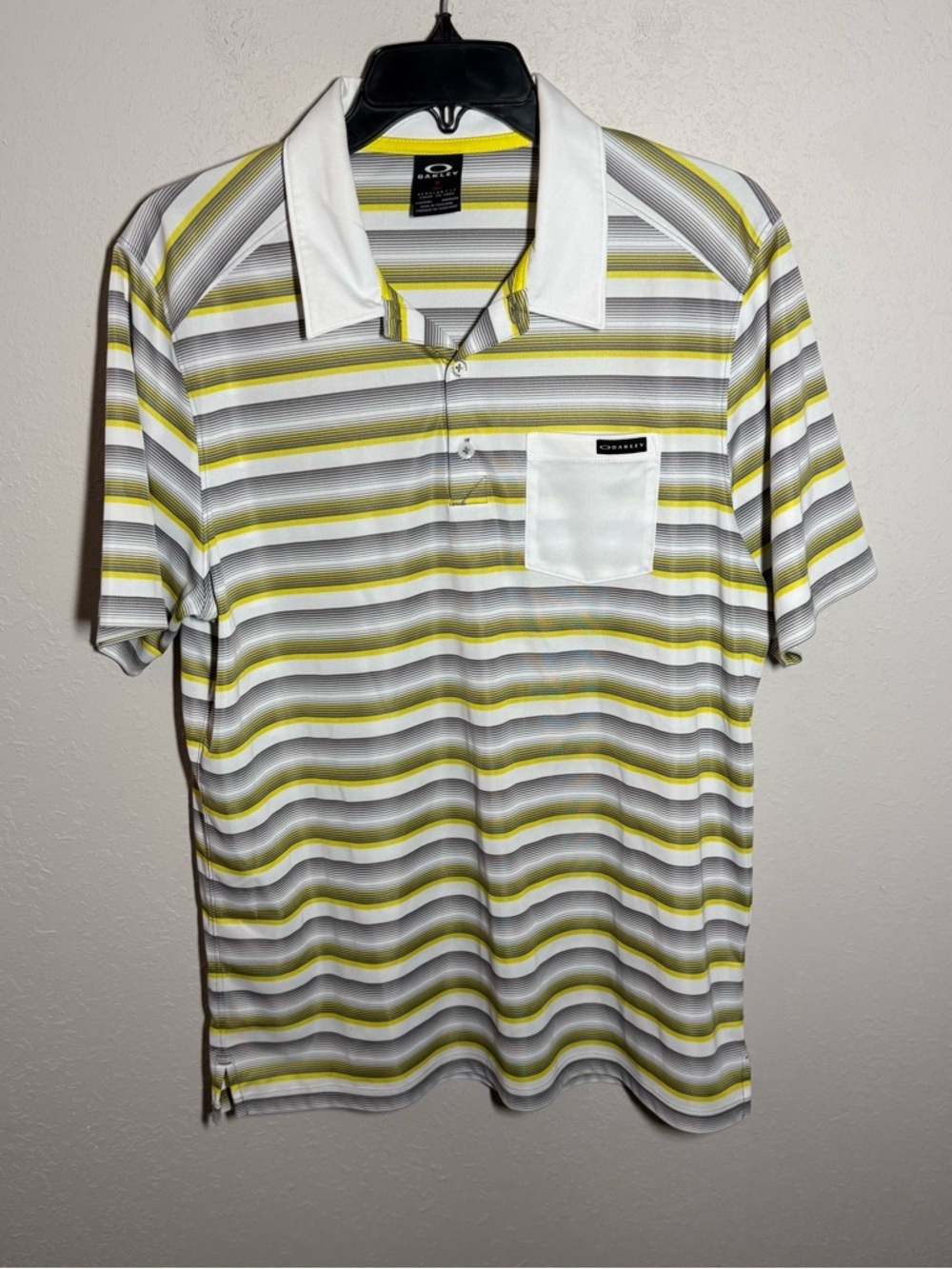 Men’s M White with Yellow/Gray Stripes Oakley Regular Fit Sporty Golf Polo